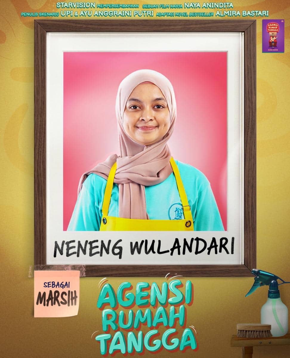 Seorang perempuan berhijab mengenakan seragam biru dan celemek kuning berpose di depan latar merah muda dengan tulisan Agensi Rumah Tangga.