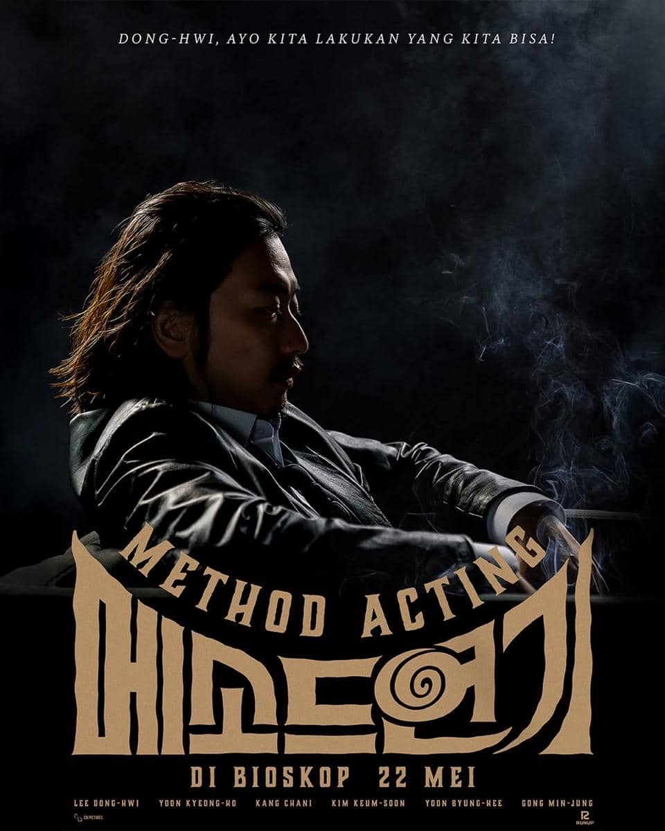 Poster film Method Acting menampilkan seorang pria berjas duduk dengan latar gelap dan asap, dengan teks rilis di bioskop 22 Mei.