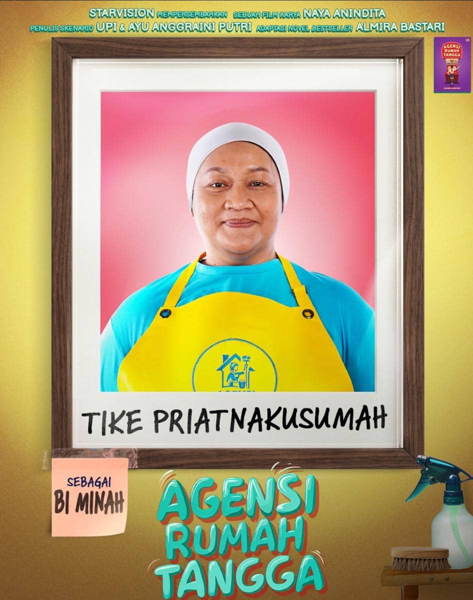 Poster film Agensi Rumah Tangga menampilkan Tike Priatnakusumah mengenakan celemek kuning dan kerudung putih dengan latar merah muda.