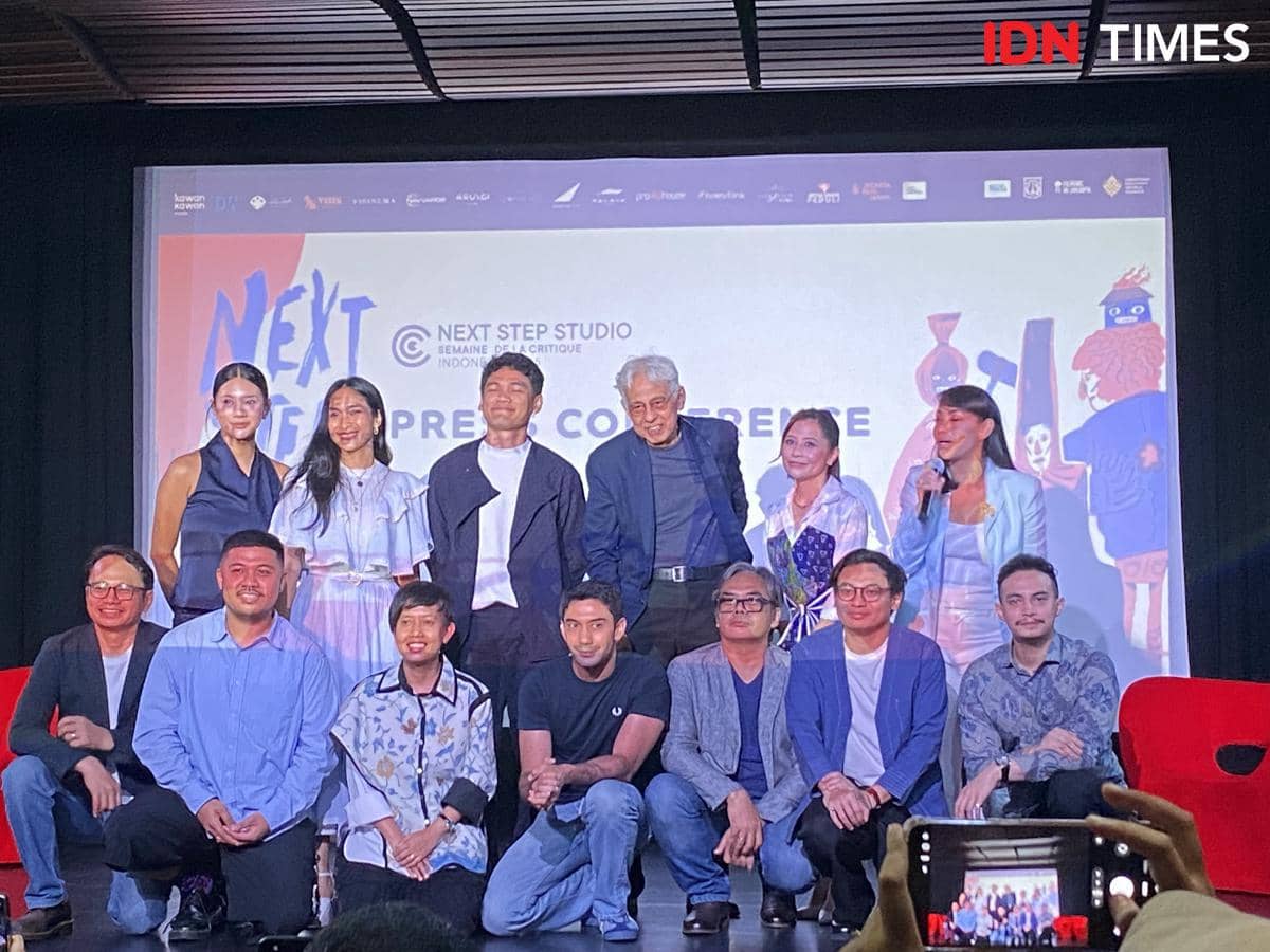 Para peserta dan pembicara berpose bersama di konferensi pers Next Step Studio Indonesia dengan latar belakang layar bertema acara.