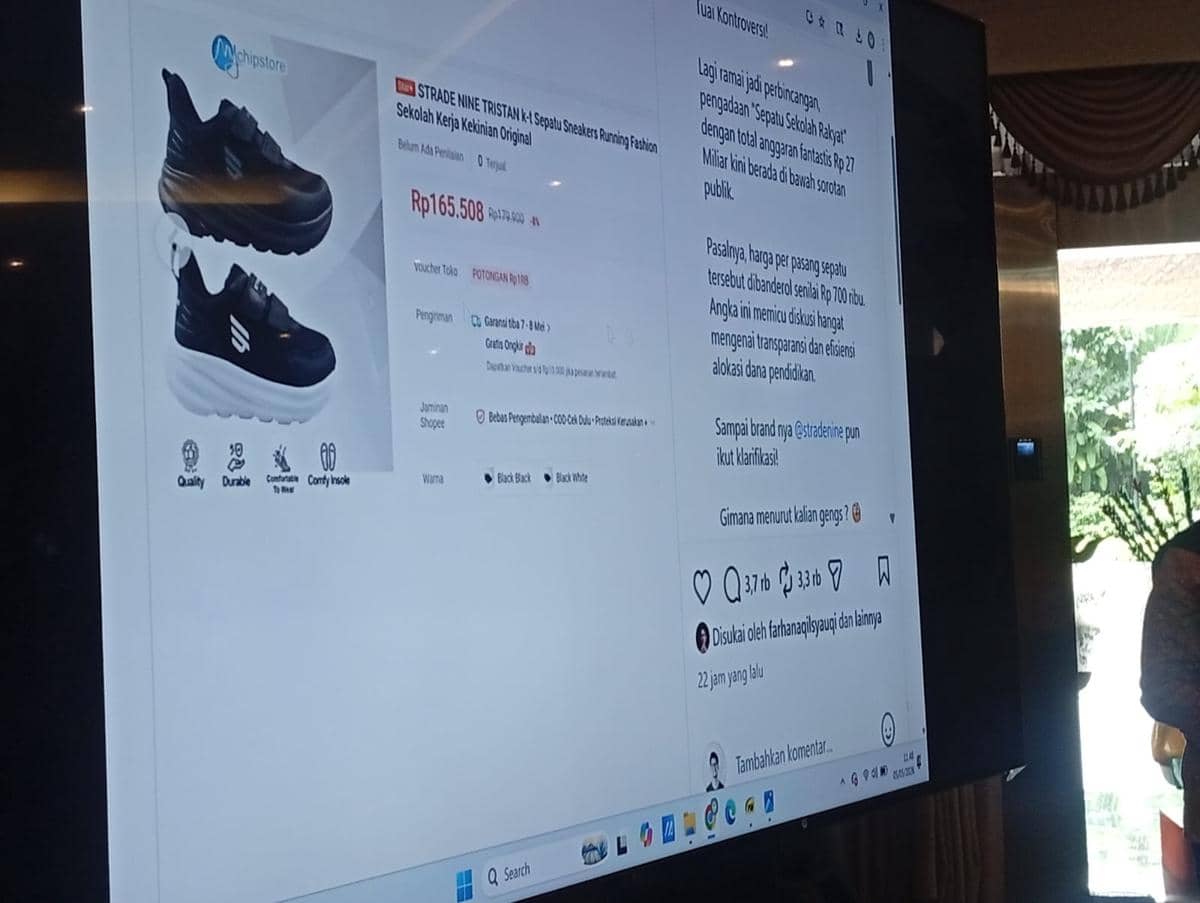 Menteri sosial Syaifullah Yusuf berikan klarifikasi tentang sepatu Sekolah Rakyat di Gedung Kemensos Selasa (5/5/2026). 