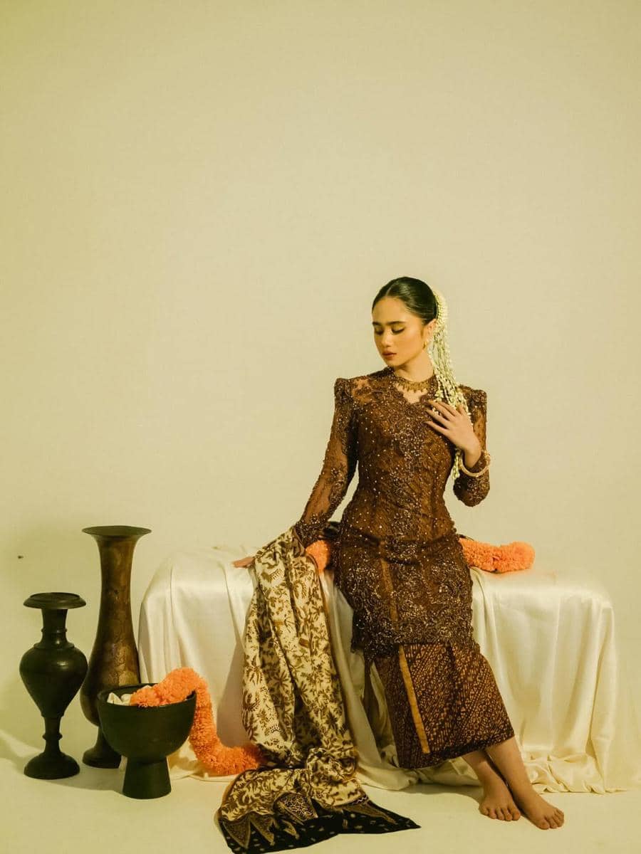 Gaya Tissa Biani Pemotretan Hari Kartini bareng IKAT (instagram.com/tissabiani)