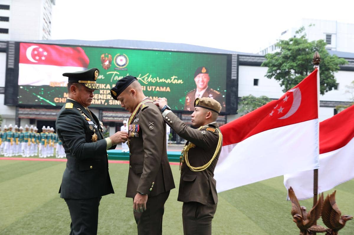 Jenderal Maruli Berikan Penghargaan ke KSAD Singapura saat ke Jakarta