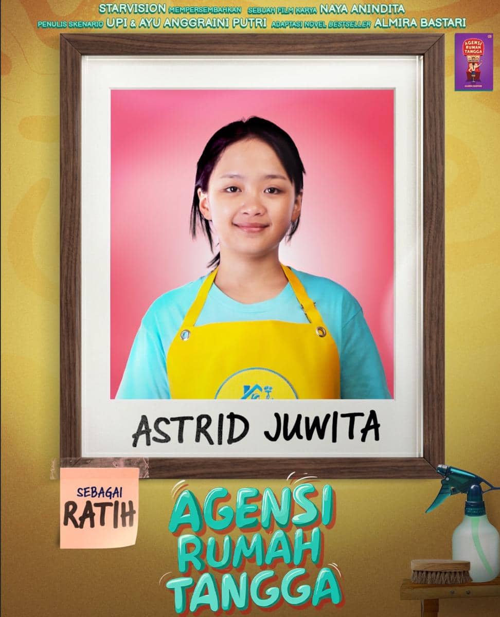 Astrid Juwita mengenakan celemek kuning dan kaus biru muda dalam poster film Agensi Rumah Tangga, berperan sebagai Ratih.