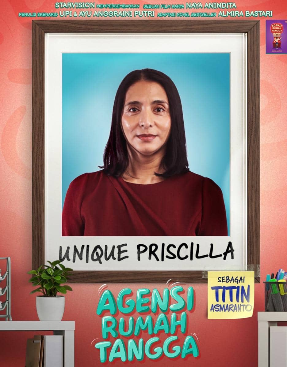 Poster film Agensi Rumah Tangga menampilkan Unique Priscilla berpose dengan latar biru, mengenakan atasan merah dan nama karakternya tertulis di bawah foto.