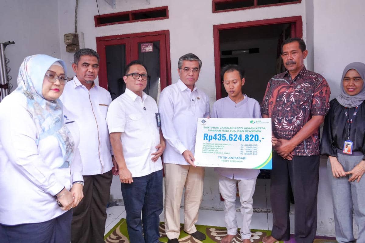 Ahli waris korban kecelakaan kereta api di Stasiun Bekasi Timur menerima santunan jaminan sosial ketenagakerjaan senilai Rp435.624.820