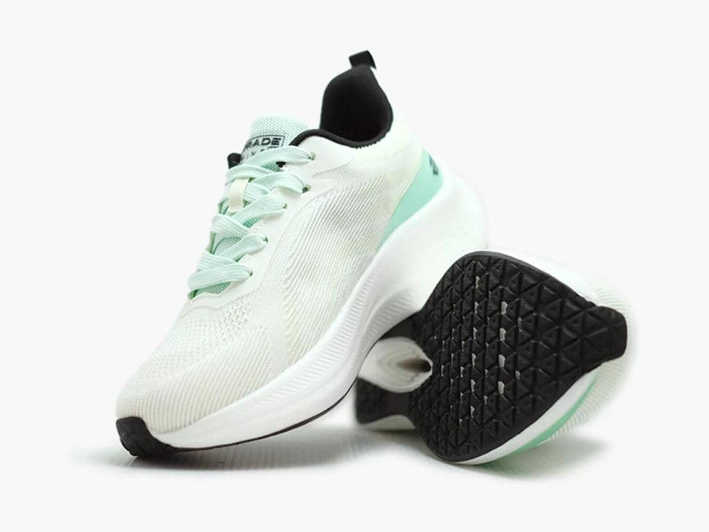 Sepasang sepatu olahraga warna putih dengan aksen hijau mint dan sol hitam, menampilkan desain ringan dan modern.
