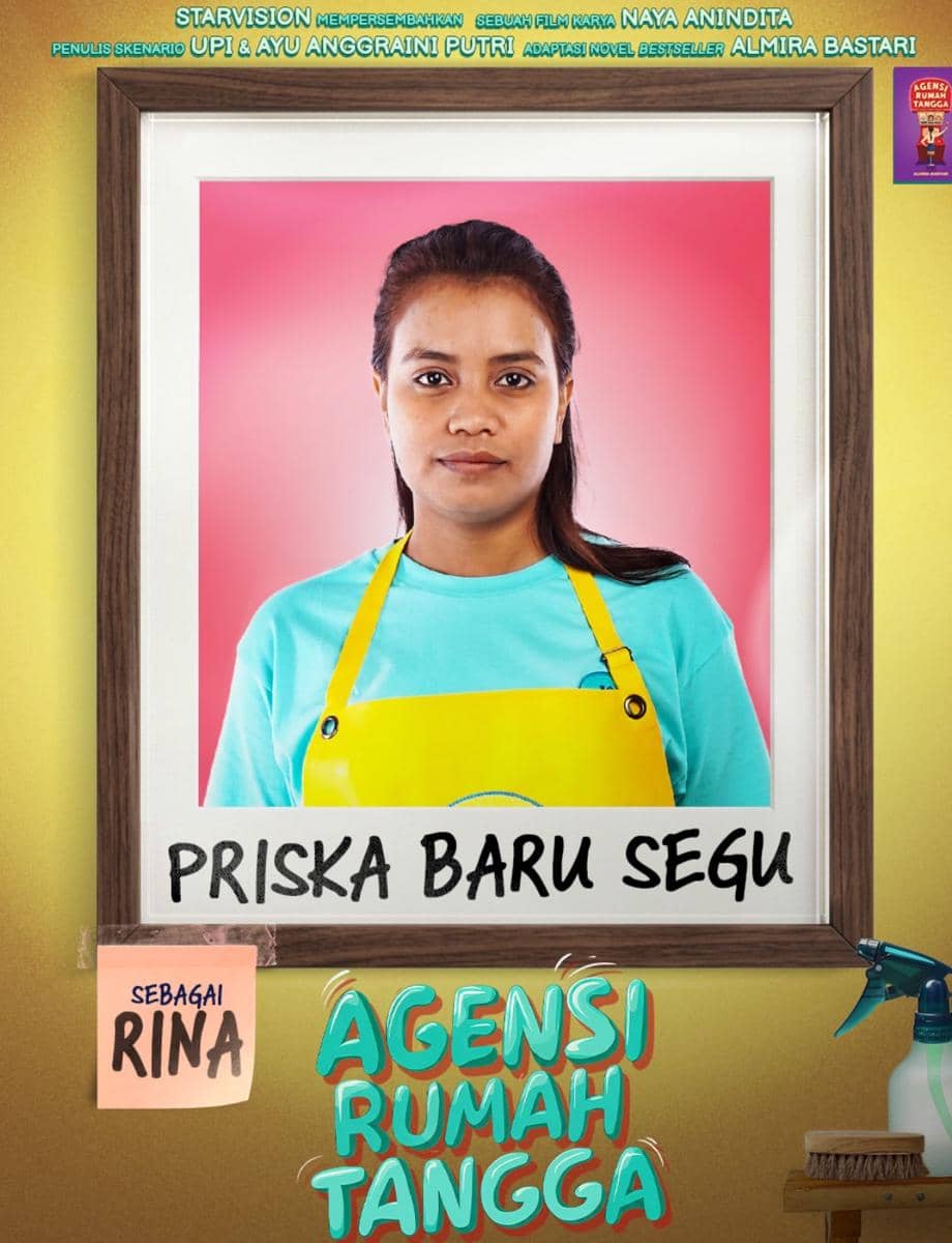 Priska Baru Segu mengenakan celemek kuning dan kaus biru muda sebagai karakter Rina dalam film Agensi Rumah Tangga.