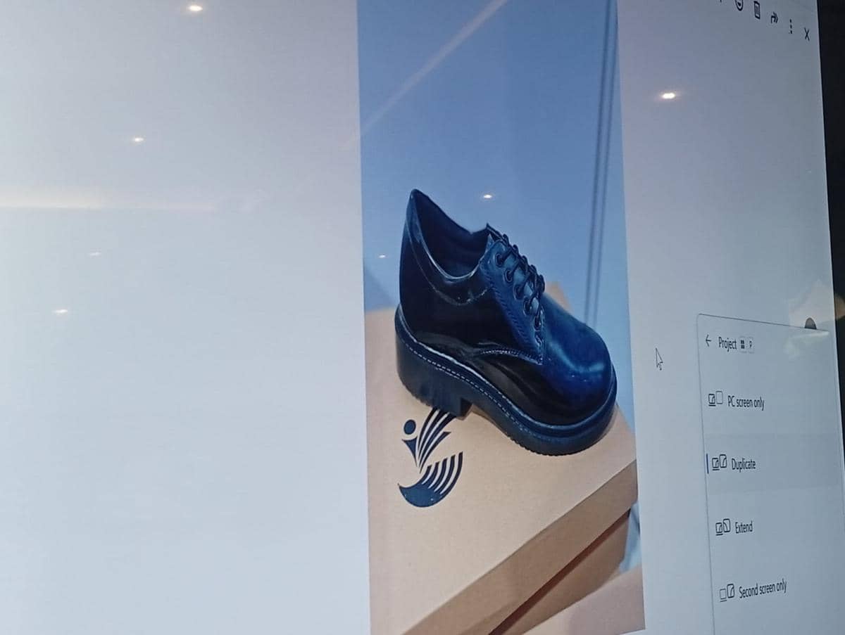 Menteri sosial Syaifullah Yusuf berikan klarifikasi tentang sepatu Sekolah Rakyat di Gedung Kemensos Selasa (5/5/2026). 
