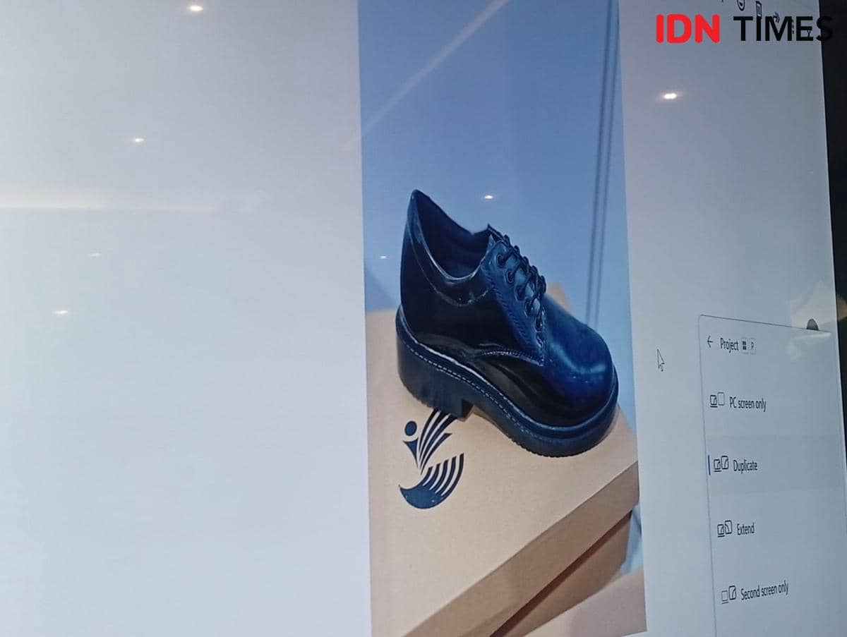 Menteri sosial Syaifullah Yusuf berikan klarifikasi tentang sepatu Sekolah Rakyat di Gedung Kemensos Selasa (5/5/2026). 