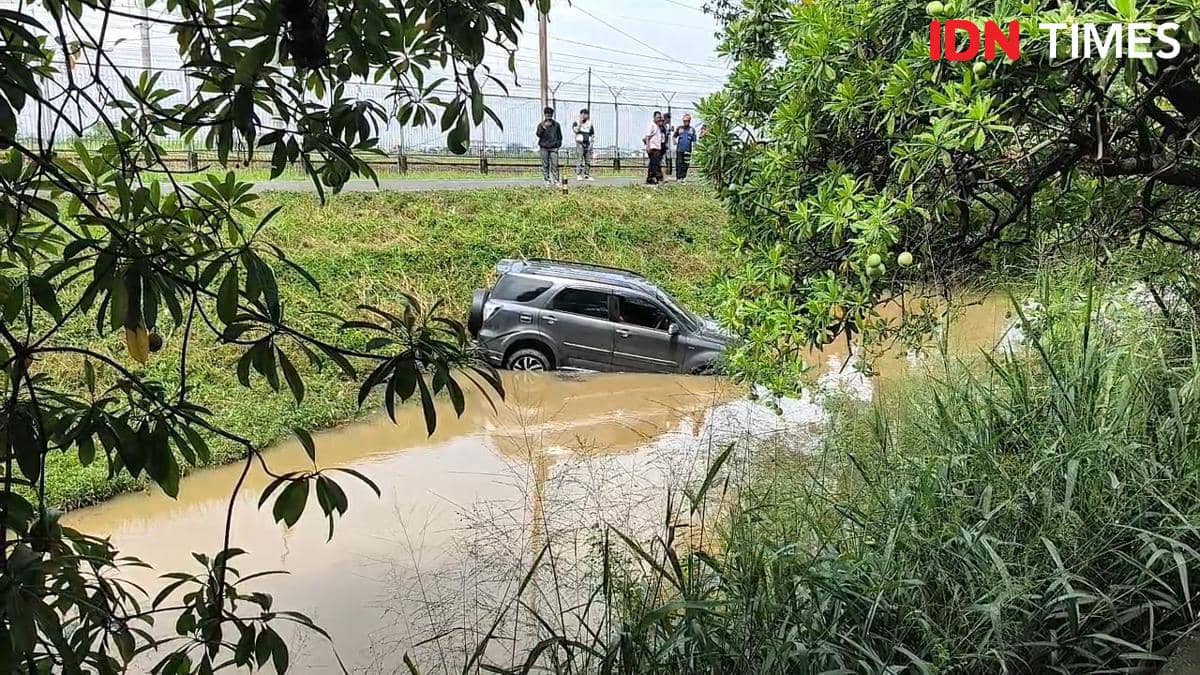 Mobil Nyebur ke Parit di Bandara Soetta Gegara Sopir Cari Kartu e-Toll