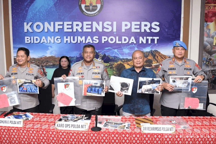Pejabat Polda NTT memperlihatkan barang bukti kasus penggelapan BBM saat konferensi pers di kantor Bidang Humas Polda NTT.