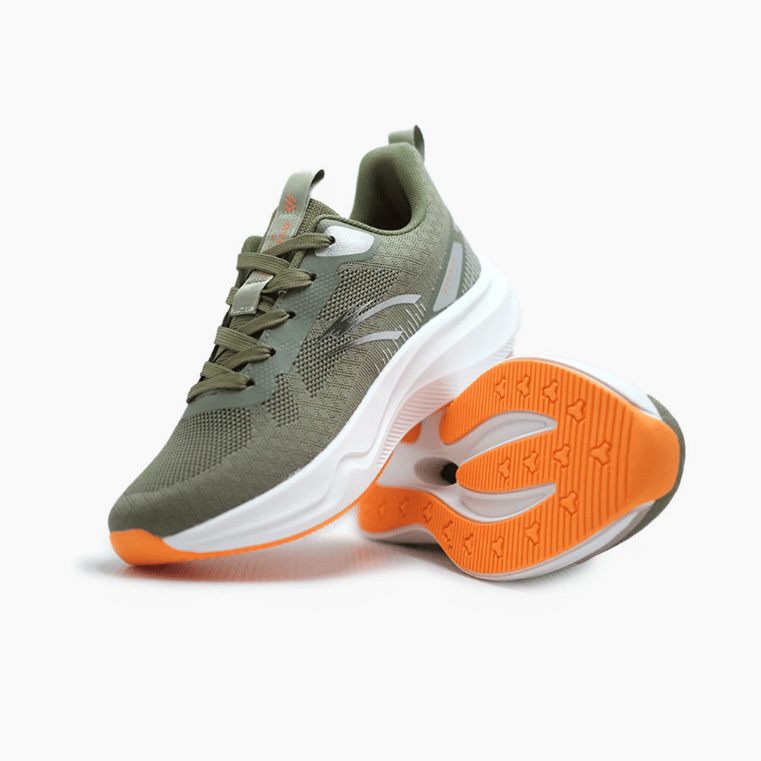Sepasang sneakers Stradenine Kitaro berwarna hijau zaitun dengan sol putih tebal dan tapak oranye bergaya modern.