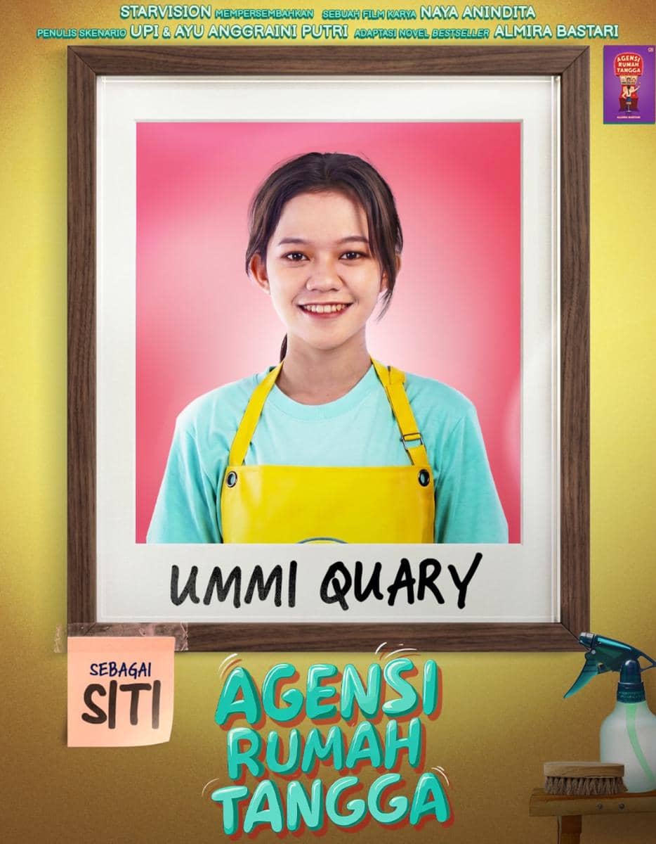 Poster film Agensi Rumah Tangga menampilkan seorang perempuan muda mengenakan celemek kuning dengan latar merah muda dan tulisan Ummi Quary.