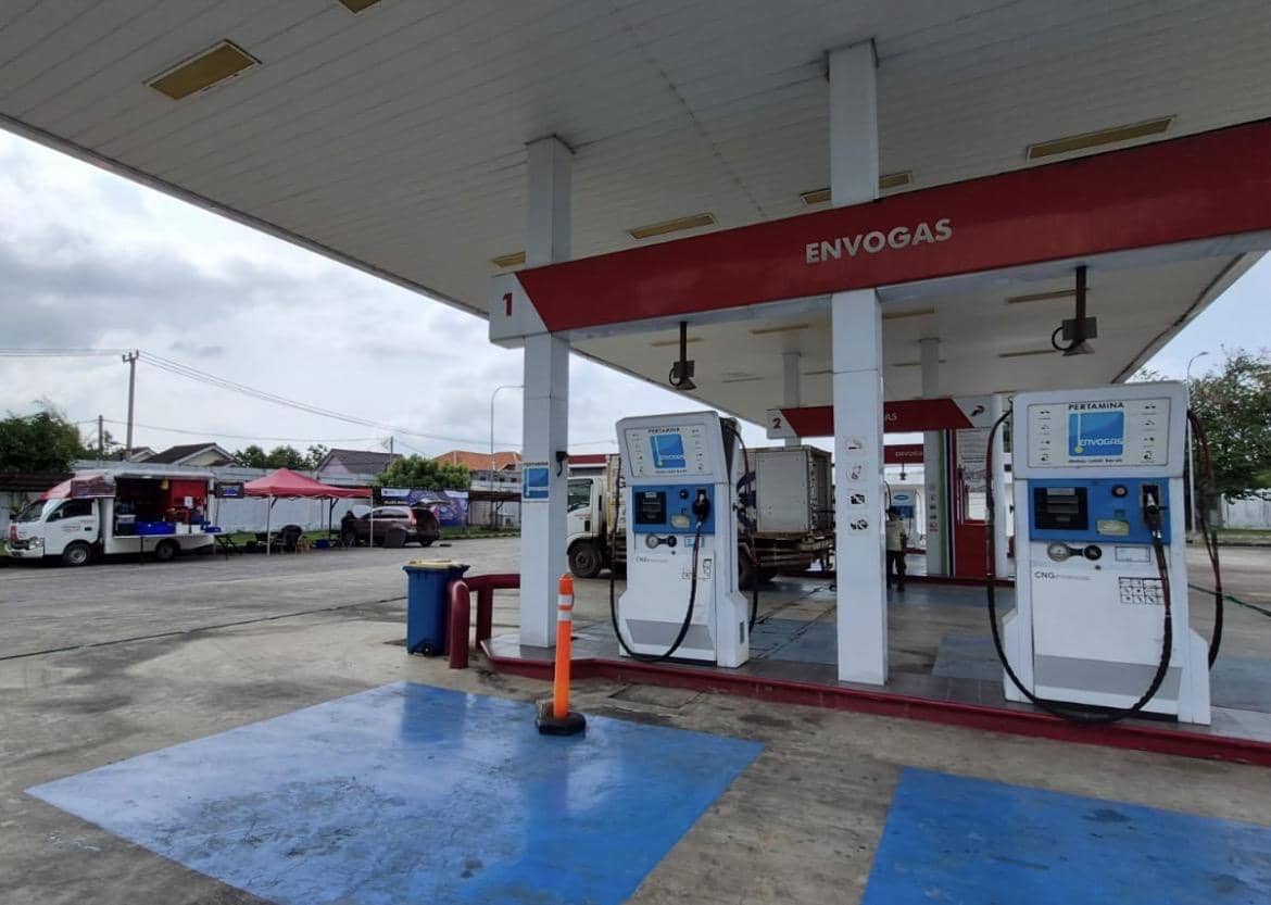 Stasiun pengisian bahan bakar gas dengan dua dispenser CNG berwarna putih dan merah di bawah kanopi bertuliskan Envogas.