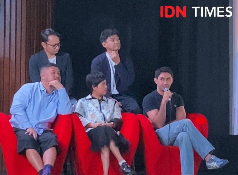 Lima orang duduk di kursi merah saat konferensi pers Next Step Studio Indonesia, salah satu di antaranya berbicara dengan mikrofon.