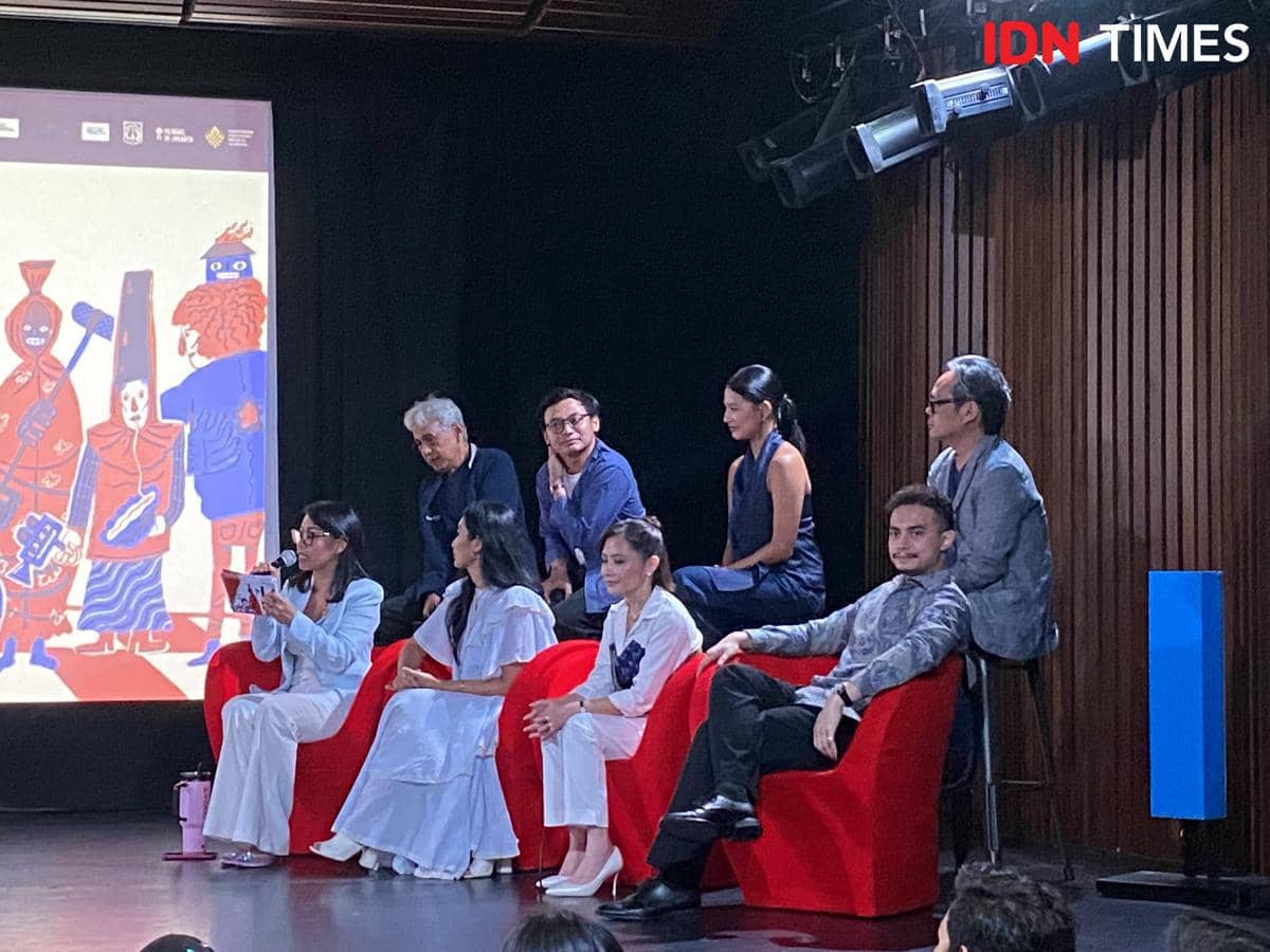 Sejumlah pembicara duduk di atas panggung dalam konferensi pers Next Step Studio Indonesia dengan latar belakang ilustrasi berwarna.
