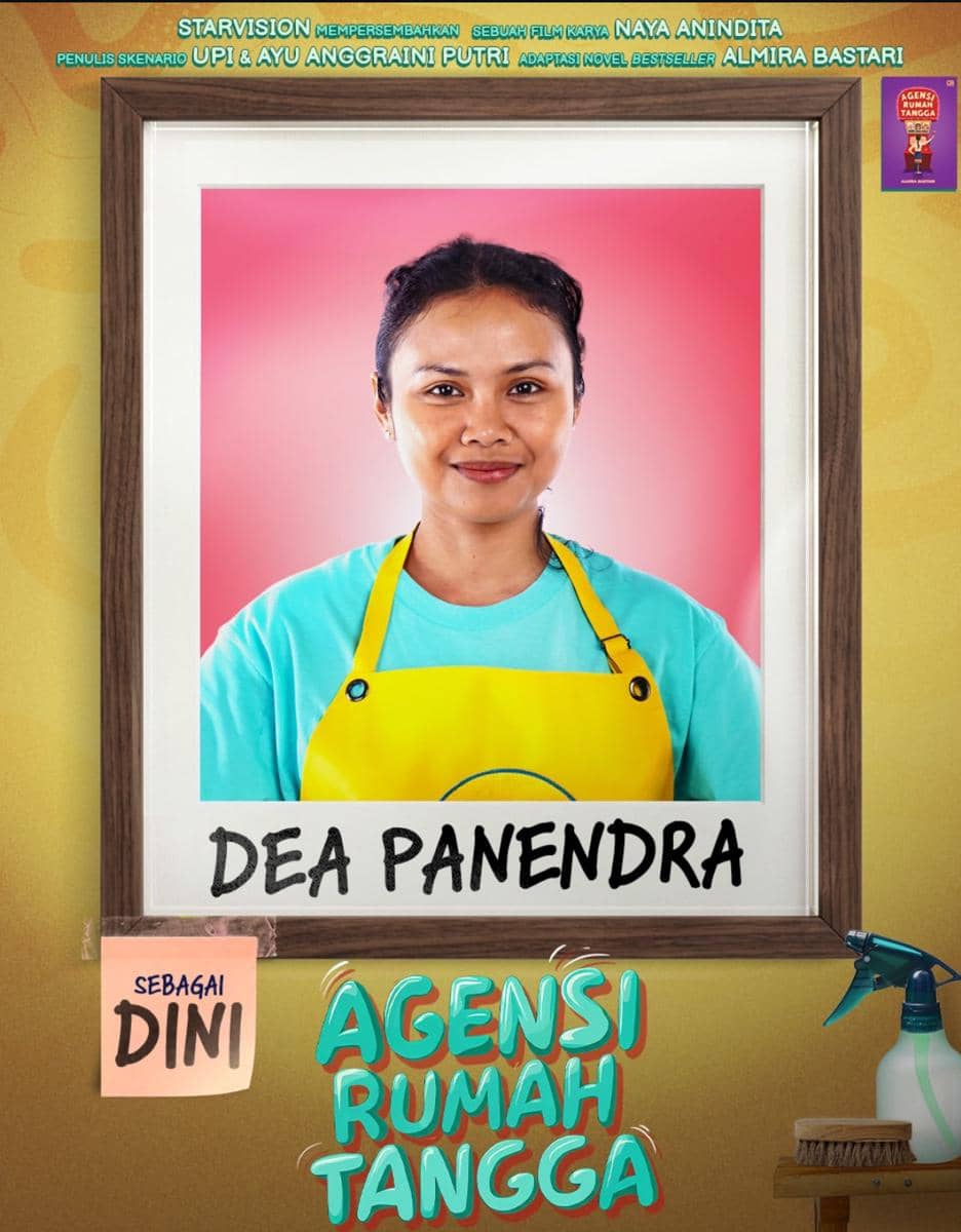 Potret seorang perempuan mengenakan celemek kuning dan kaus biru muda dengan latar merah muda, menandakan perannya di film Agensi Rumah Tangga.