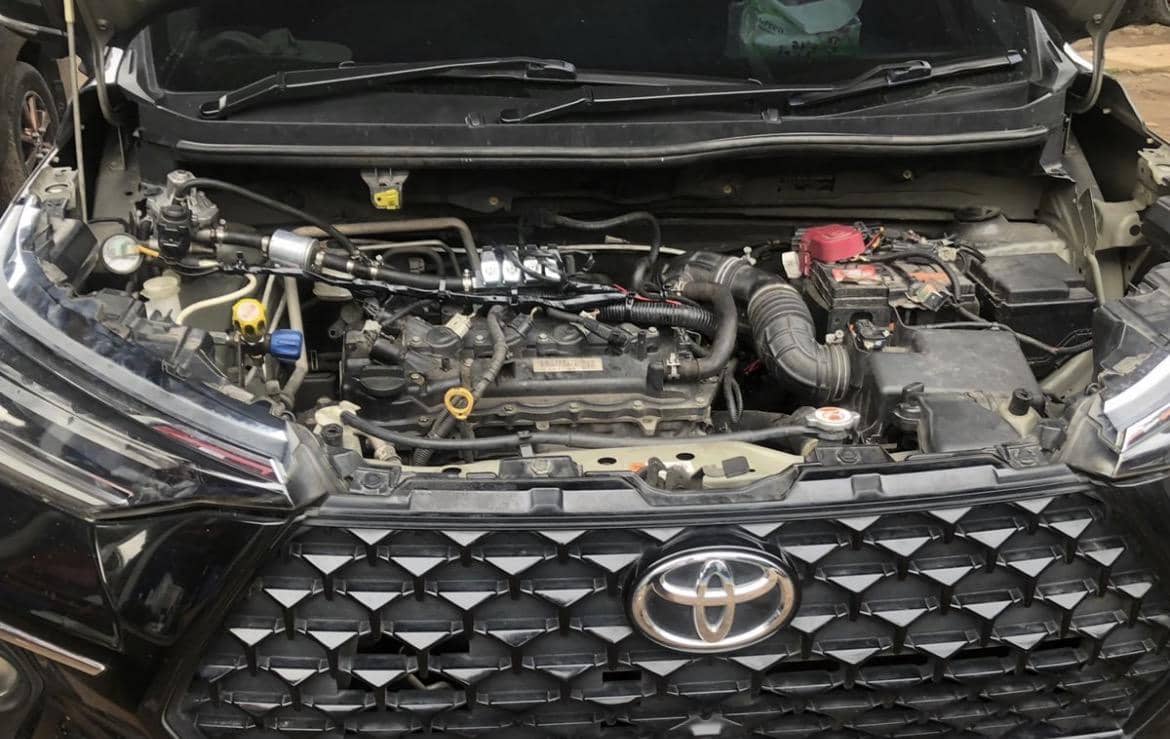Ruang mesin mobil Toyota dengan kit konversi bahan bakar gas terpasang, menampilkan komponen sistem BBG di area mesin.