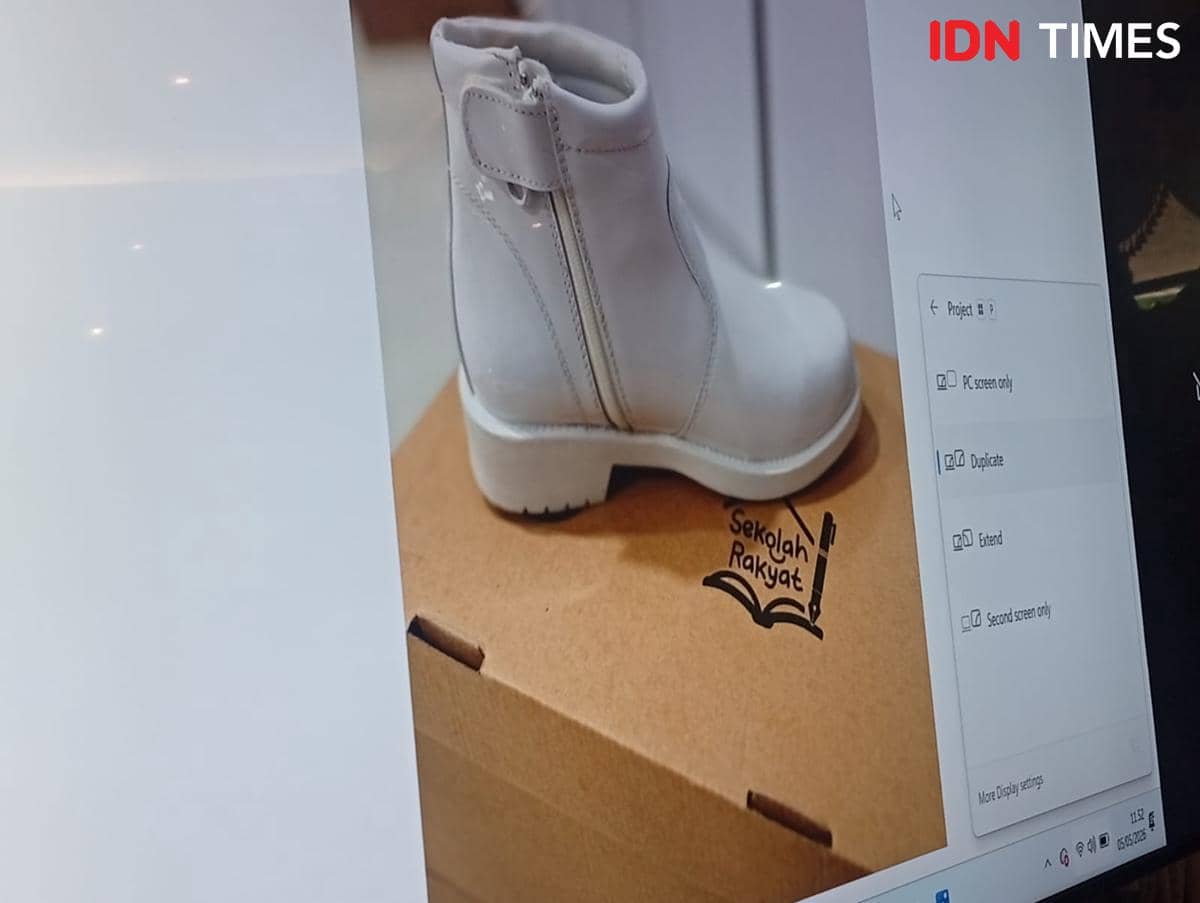 Menteri sosial Syaifullah Yusuf berikan klarifikasi tentang sepatu Sekolah Rakyat di Gedung Kemensos Selasa (5/5/2026). 
