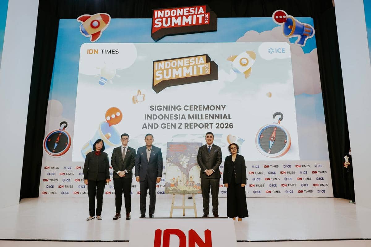 Penandatanganan Indonesia Millennial and Gen Z Report 2025 di Indonesia Summit (dok. IDN Times)