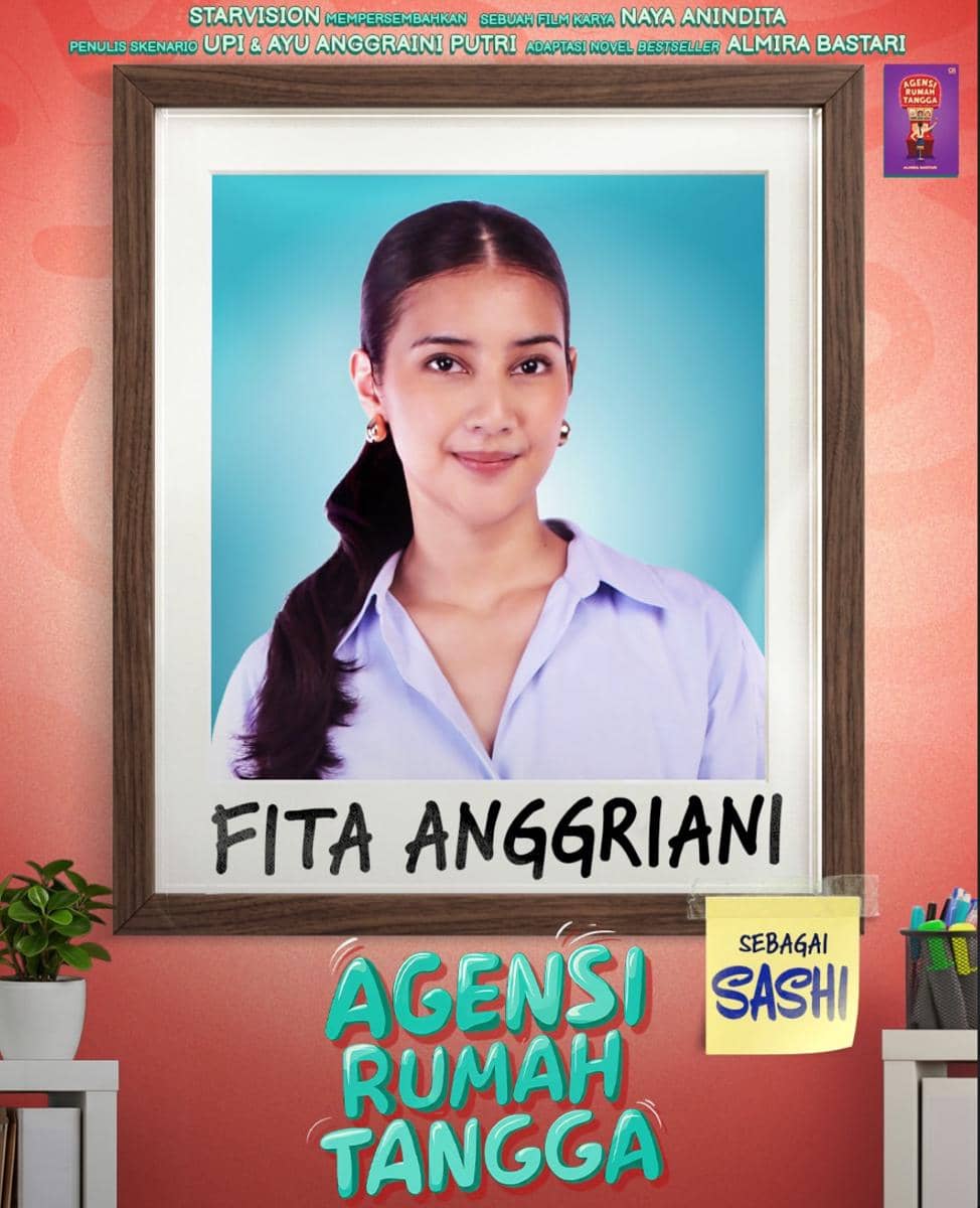 Poster film Agensi Rumah Tangga menampilkan potret seorang perempuan berambut panjang mengenakan kemeja biru muda dengan latar biru muda.