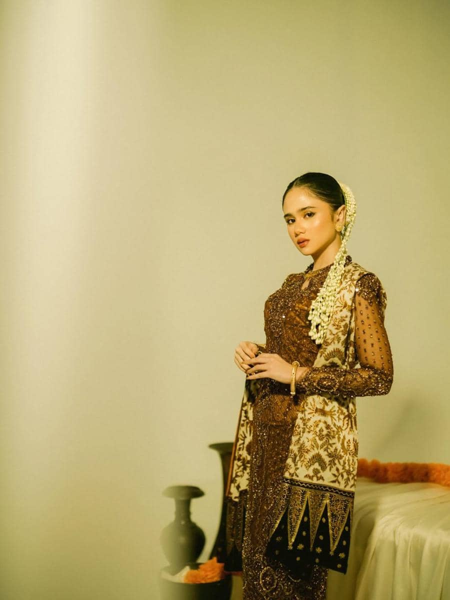 Gaya Tissa Biani Pemotretan Hari Kartini bareng IKAT (instagram.com/tissabiani)