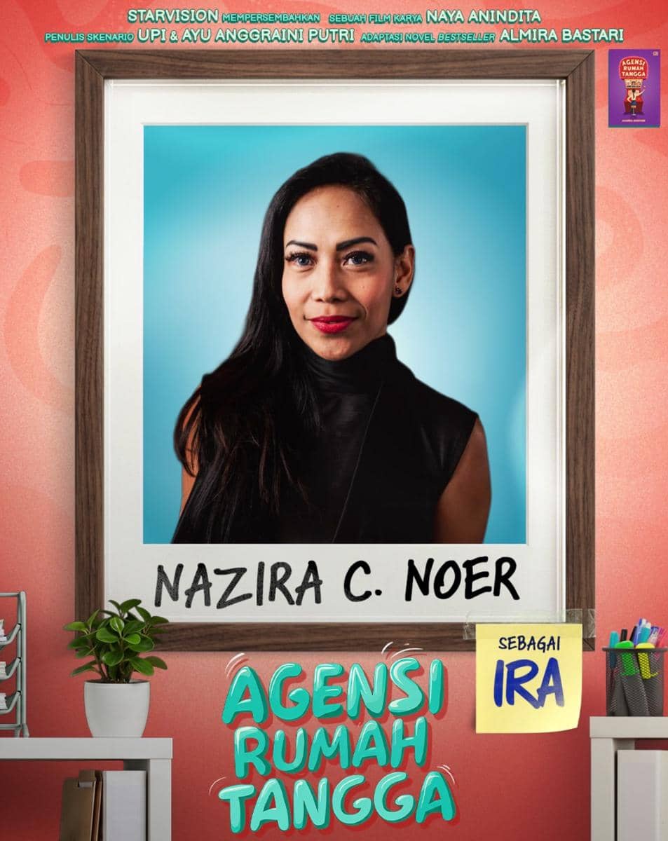 Nazira C. Noer berpose dalam foto promosi film Agensi Rumah Tangga, mengenakan pakaian hitam dengan latar biru muda.