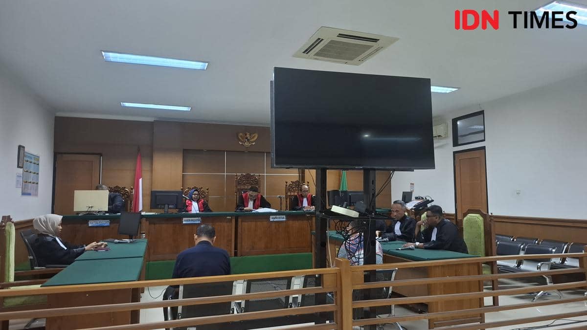 Terdakwa Isbandi dan Cakrabirawa saat mendengarkan vonis hakim PN Serang (Dok. Khaerul Anwar)