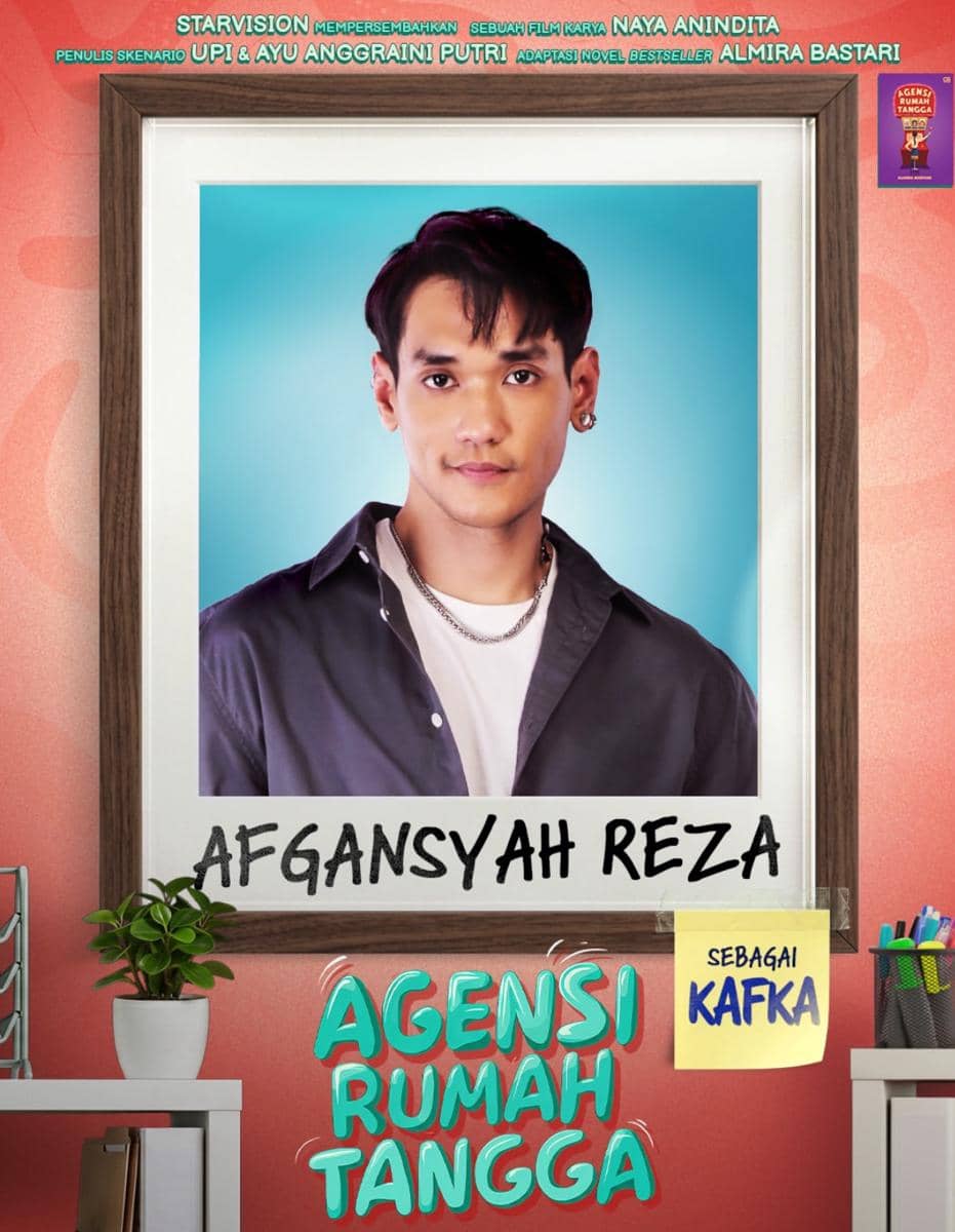 Poster film Agensi Rumah Tangga menampilkan potret karakter Kafka yang diperankan oleh Afgansyah Reza dengan latar biru dan bingkai kayu.