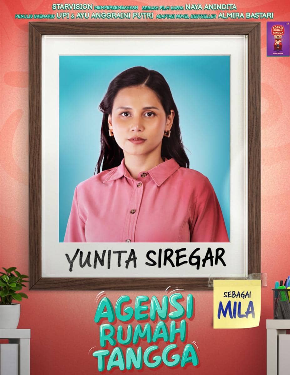 Poster film Agensi Rumah Tangga menampilkan Yunita Siregar mengenakan kemeja merah muda dengan latar biru dan tulisan nama karakternya Mila.