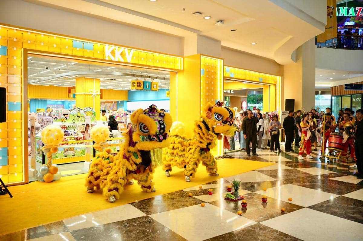 Tarian barongsai berwarna kuning tampil di depan toko KKV yang baru dibuka di pusat perbelanjaan dengan dekorasi cerah dan ramai pengunjung.