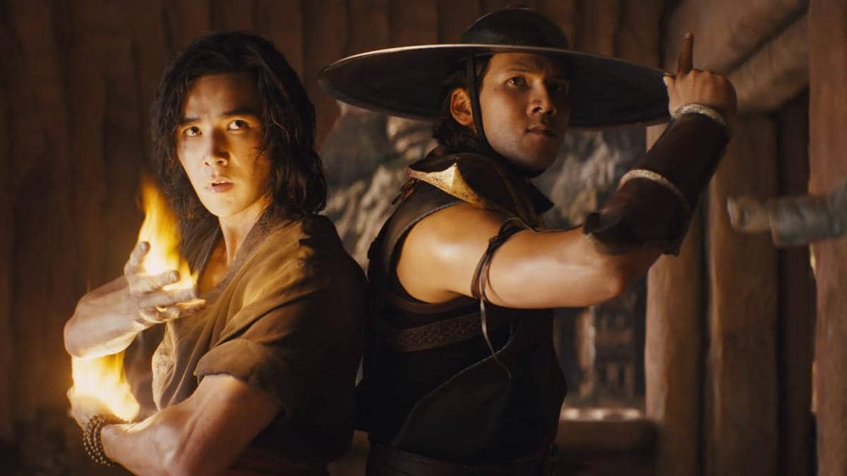 Dua karakter dari film Mortal Kombat berdiri saling membelakangi, satu dengan tangan menyala api dan satu mengenakan topi logam siap bertarung.
