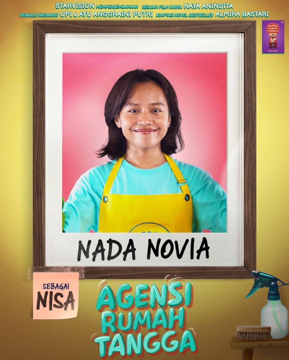 Seorang perempuan mengenakan celemek kuning dan kaus biru muda tersenyum di depan latar merah muda dengan tulisan Nada Novia dan judul film Agensi Rumah Tangga.
