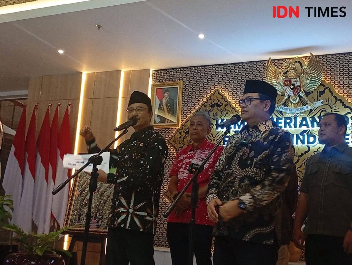 Menteri sosial Syaifullah Yusuf berikan klarifikasi tentang sepatu Sekolah Rakyat di Gedung Kemensos Selasa (5/5/2026).
