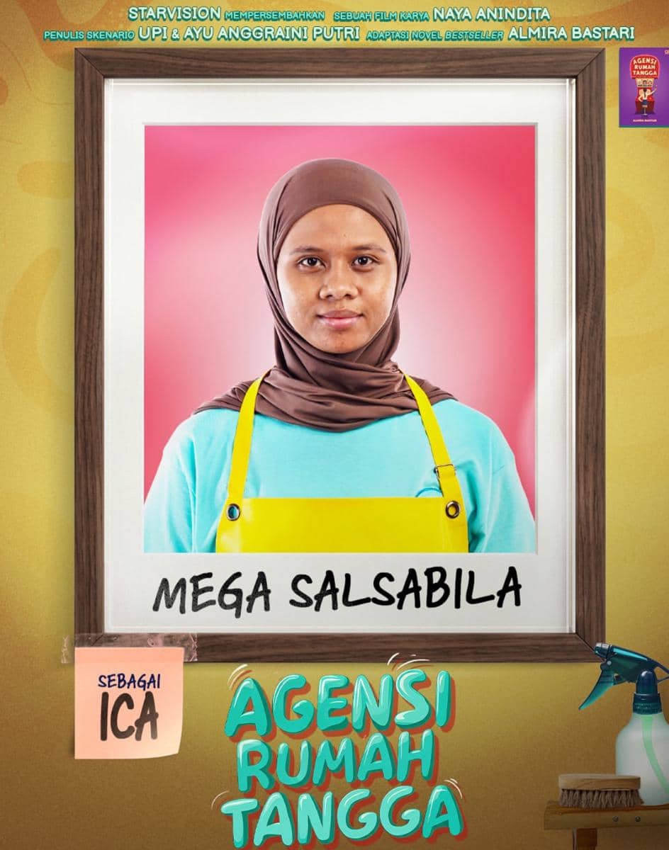 Mega Salsabila mengenakan hijab cokelat dan celemek kuning berpose di depan latar merah muda untuk promosi film Agensi Rumah Tangga.