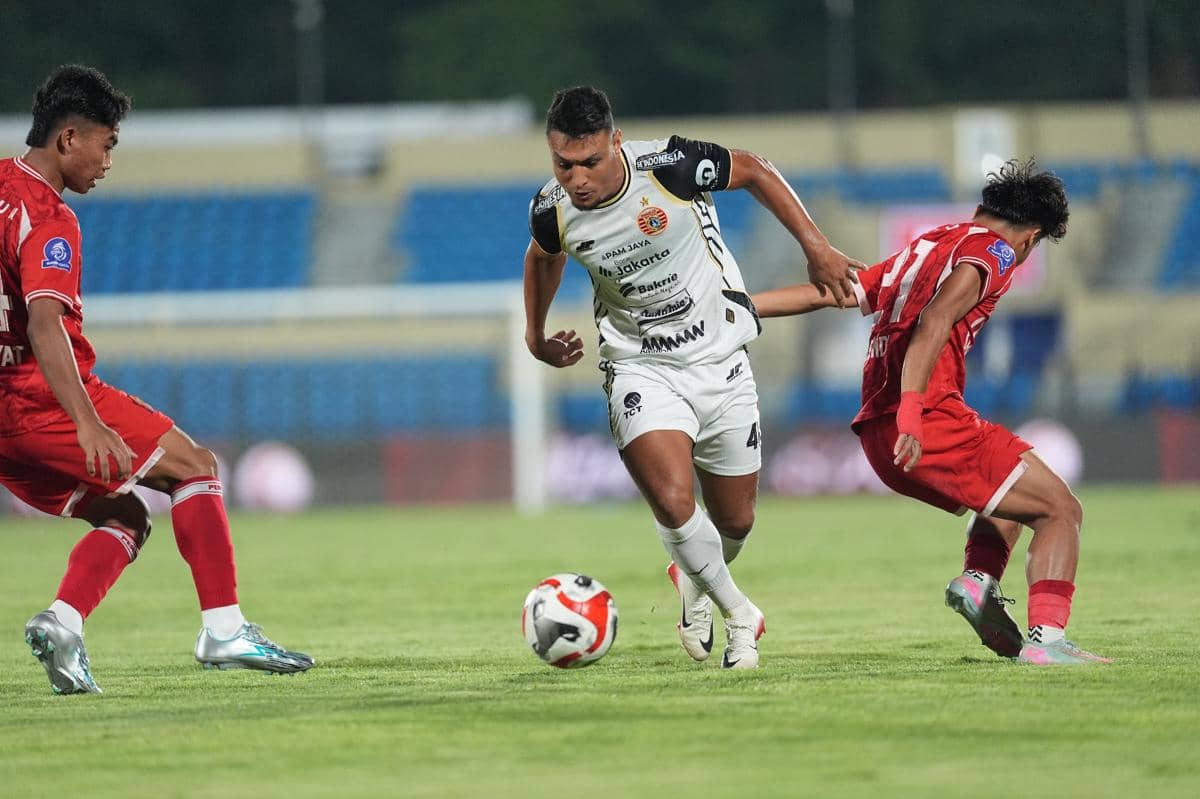Persija lawan Persijap di Super League.