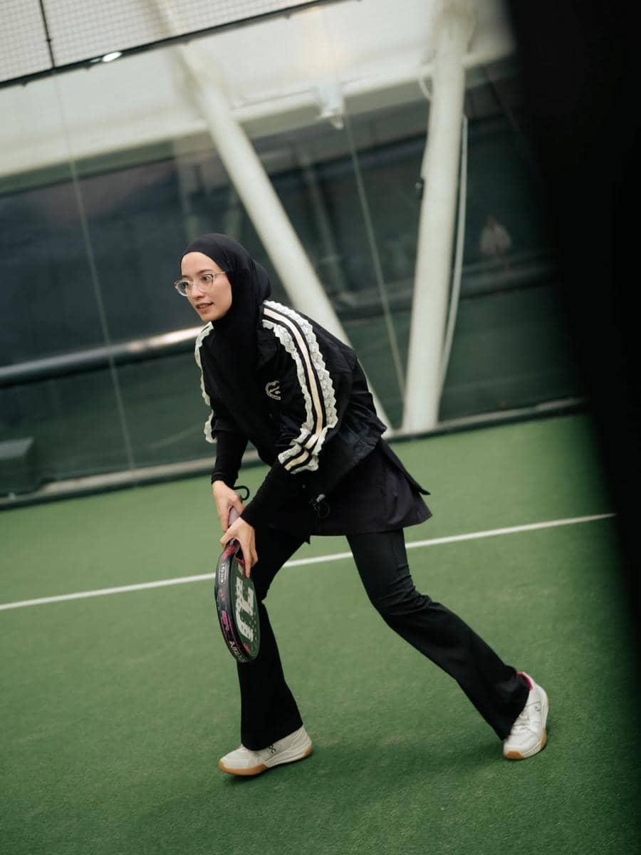 inspirasi outfit hijab sporty ala selebgram Mega Iskanti 