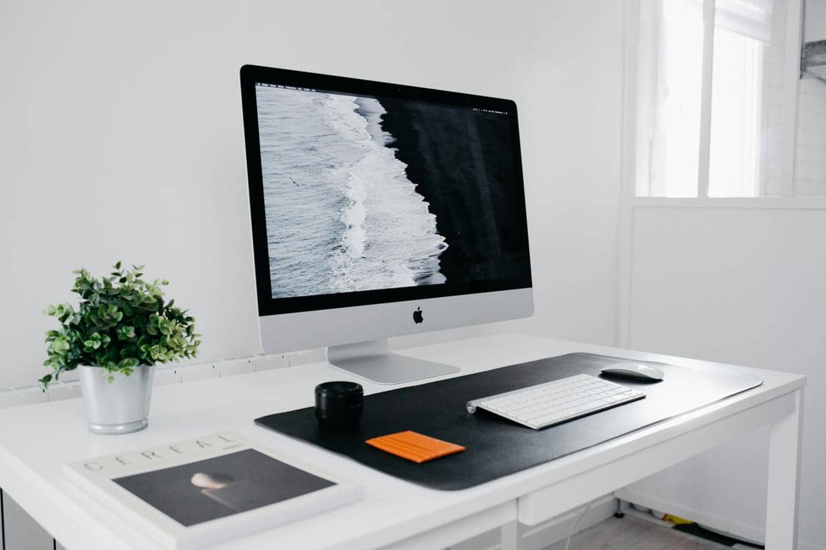 desk setup bernuansa putih