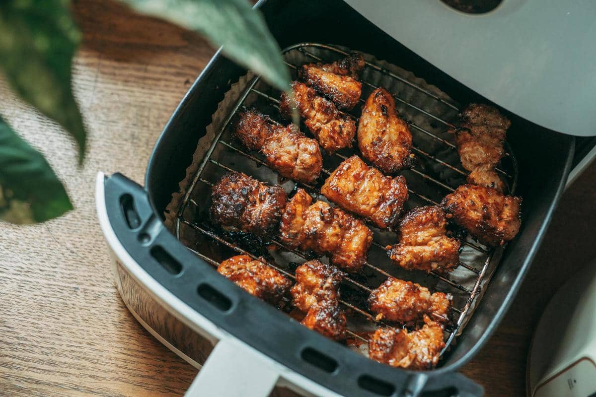 ilustrasi memasak pakai air fryer