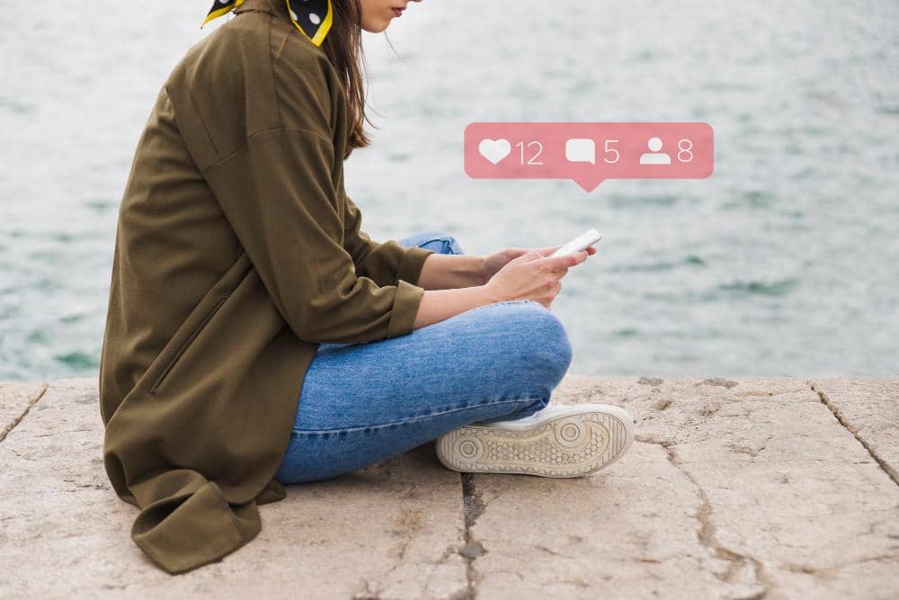 ilustrasi membaca komentar instagram