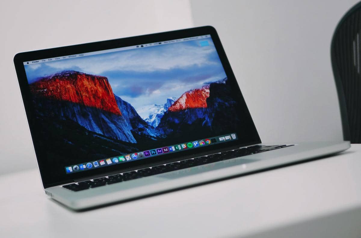 ilustrasi MacBook Pro di atas meja