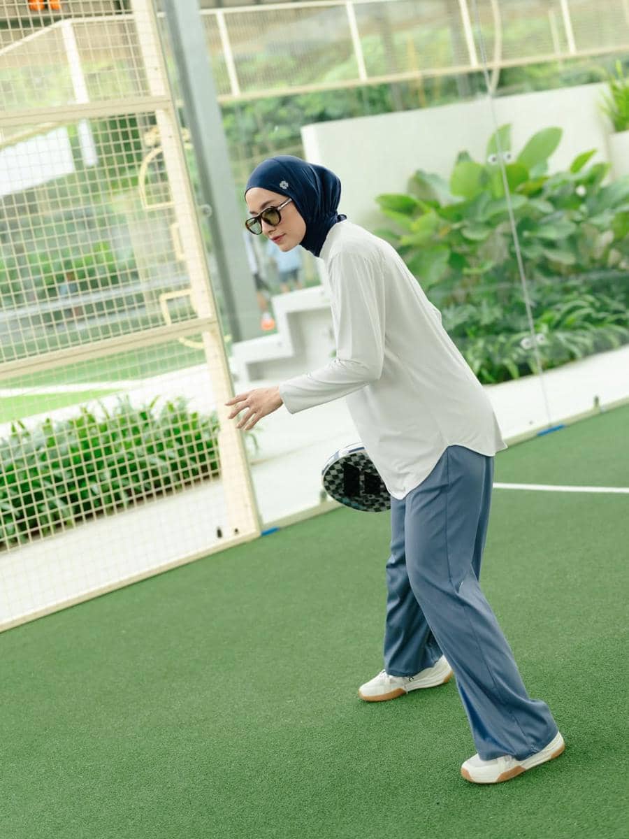 inspirasi outfit hijab sporty ala selebgram Mega Iskanti 
