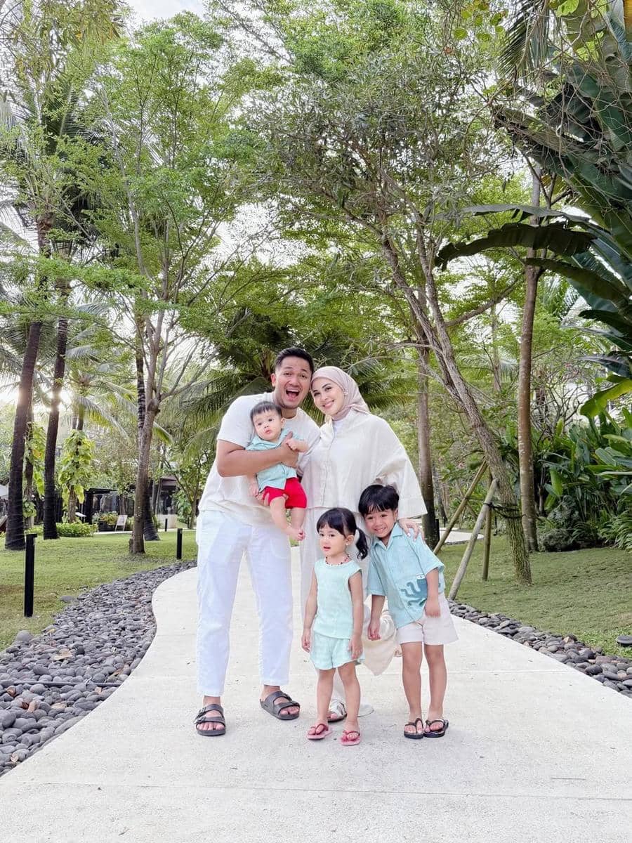 inspirasi ootd keluarga ala Kesha Ratuliu