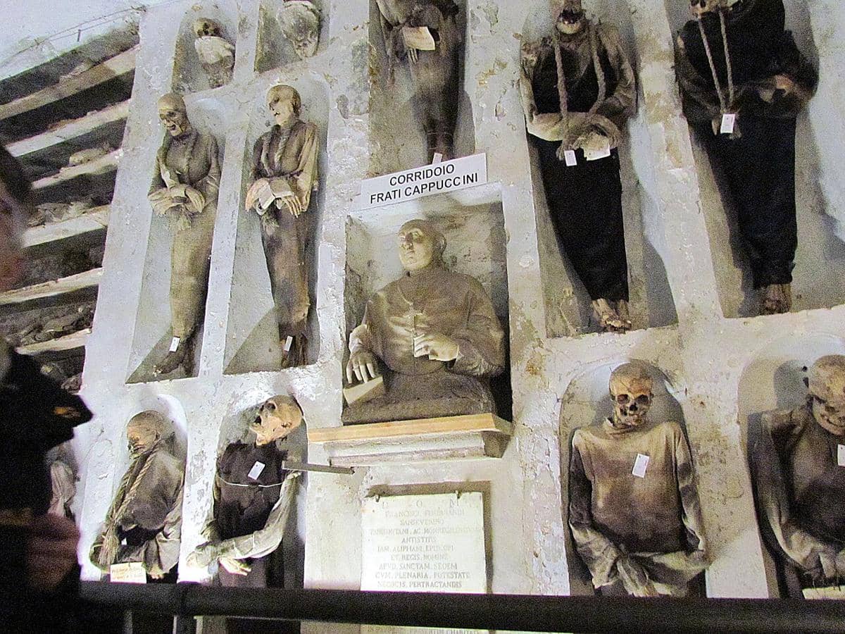 Koridor Biara Kapusin di dalam Catacombe dei Cappuccini.