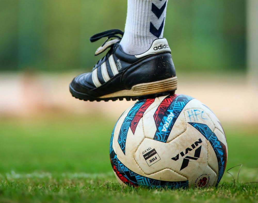 Seorang pemain menginjak bola di lapangan