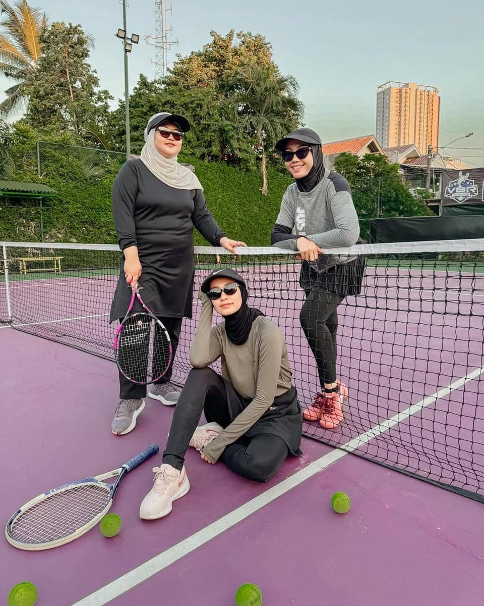 inspirasi outfit hijab sporty ala selebgram Mega Iskanti 