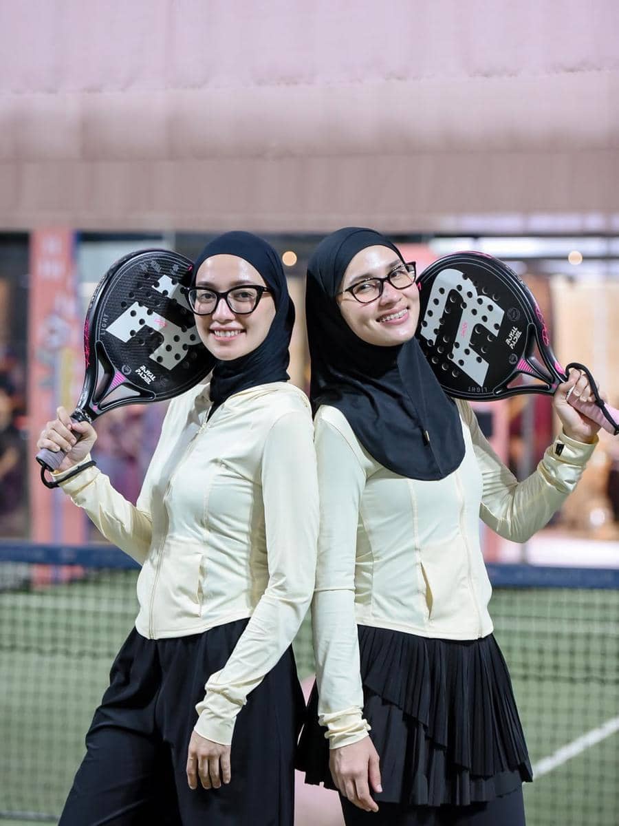inspirasi outfit hijab sporty ala selebgram Mega Iskanti 
