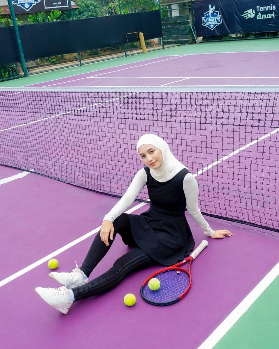inspirasi outfit hijab sporty ala selebgram Mega Iskanti 