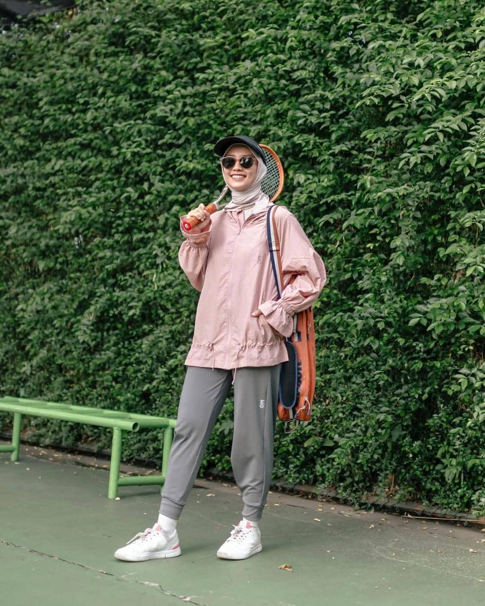 inspirasi outfit hijab sporty ala selebgram Mega Iskanti 